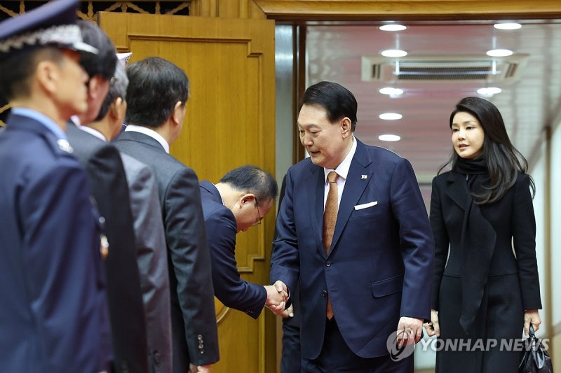 尹<b>대통령 네덜란드</b>서 <b>귀국</b>…공항 나온 윤재옥에 "수고 많았다"(종합)