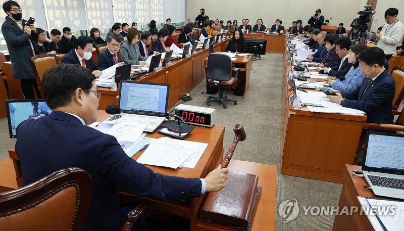 '<b>지역의사제</b>·공공의대법' <b>복지위</b>서 野 주도 처리…與 반발(종합)