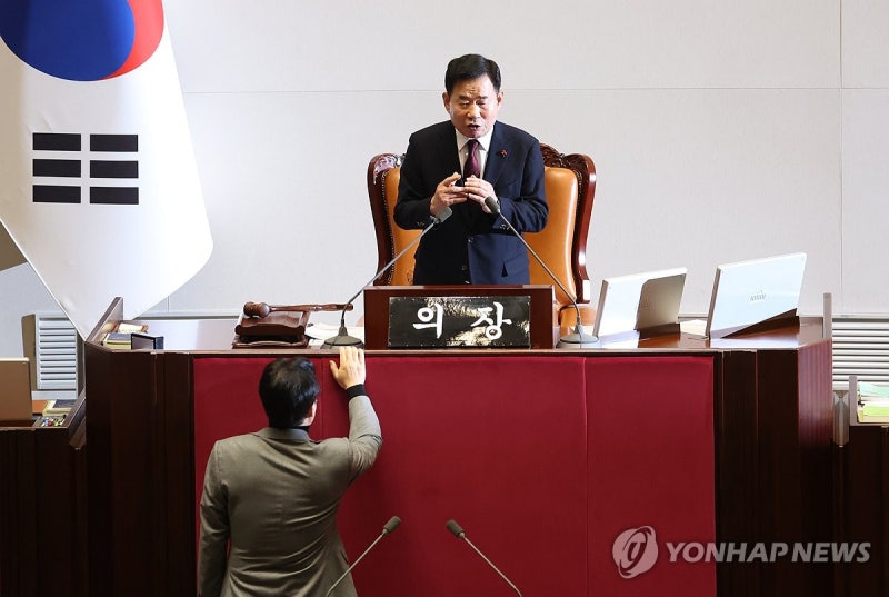 김의장, <b>이태원특별법</b> 중재안 <b>제시</b>…특검 없이 총선후 시행(종합)