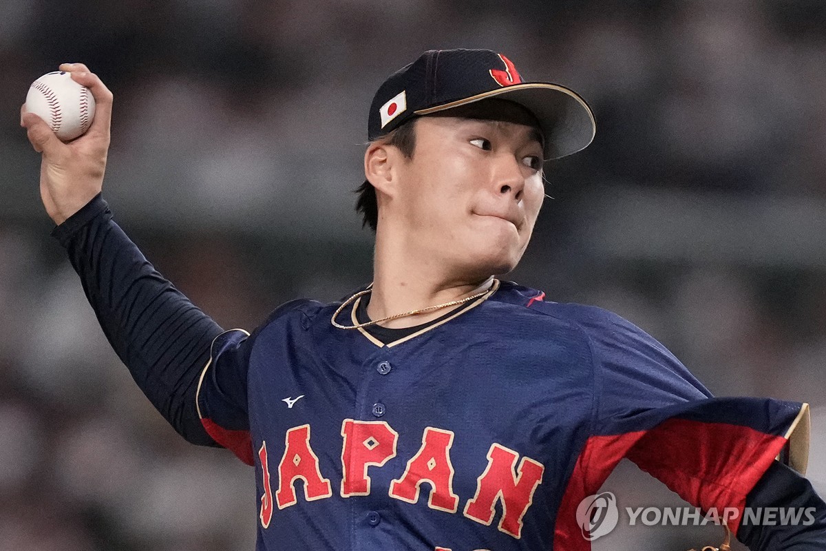 MLB <b>양키스</b> 끝없는 구애…<b>야마모토</b>에 등번호 18번 유니폼 전달