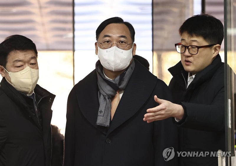 '백현동 수사무마 <b>금품수수</b> 의혹' <b>곽정기</b>, 영장심사 출석