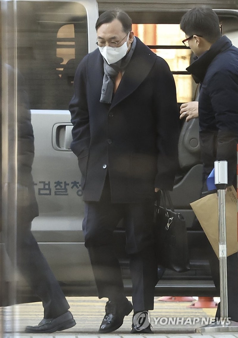 '백현동 수사무마 금품수수 의혹' <b>곽정기 변호사</b>, 영장심사 출석