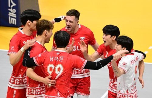 우리카드, 1위로 반환점…기업은행은 <b>현대건설 10연승 저지</b>(종합)