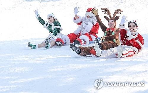 새벽부터 눈 내린 <b>크리스마스</b>이브…전국 유원지·쇼핑몰 '북적'