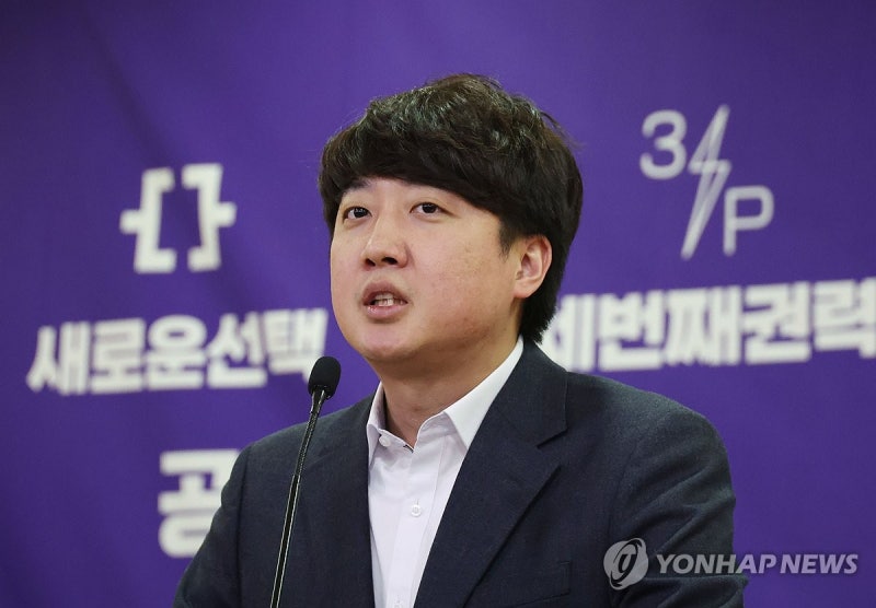 <b>이준석</b> <b>탈당</b> D-1, 與 주류에선 "자충수"…일각선 "포용해야"
