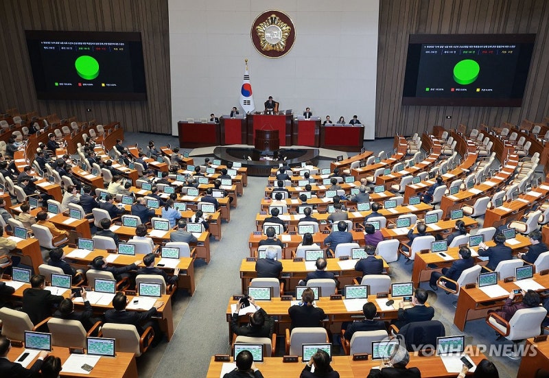 '대장동 <b>50억 클럽</b>' <b>특검법</b>, 국회 본회의 통과…與 표결 불참