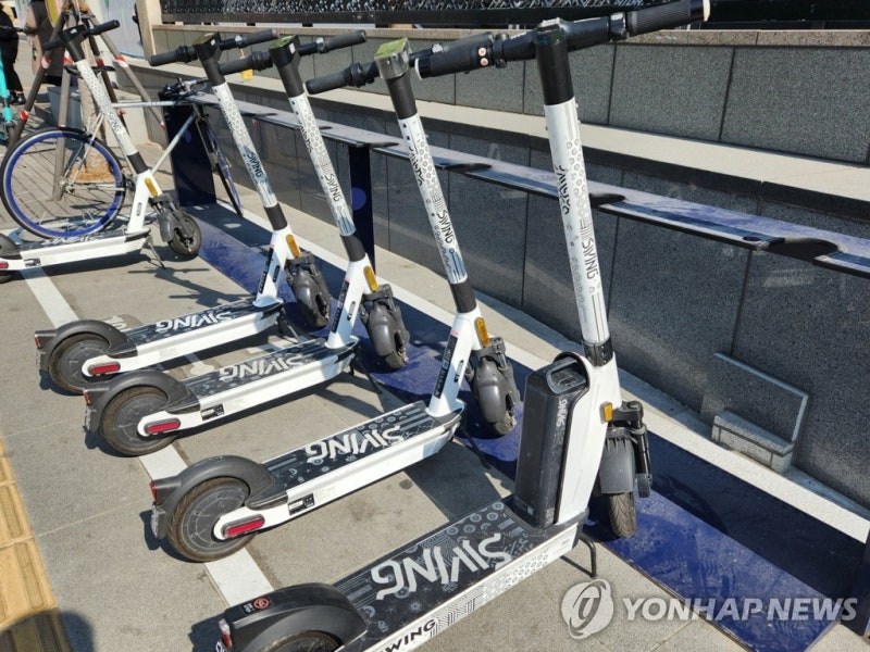 신촌서 <b>역주행</b>하던 <b>킥보드</b>와 <b>승용차</b> 충돌…1명 의식불명