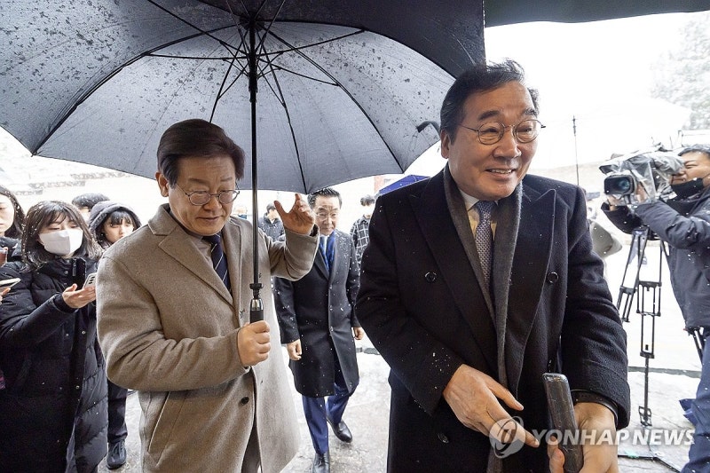 野 <b>이재명</b>-<b>이낙연</b>, 함박눈 속 <b>회동</b>…갈등 봉합할지 주목