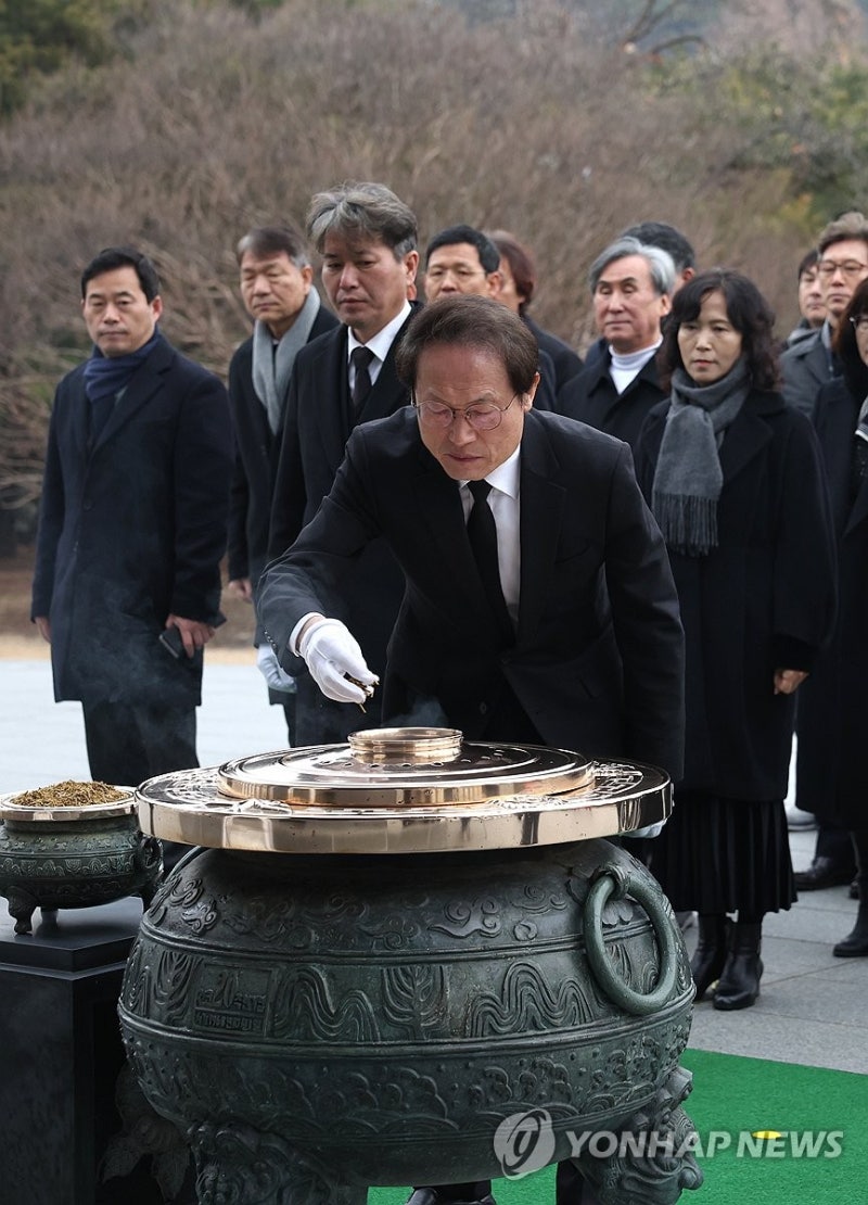 현충원 <b>참배</b>하는 <b>조희연 교육감</b>