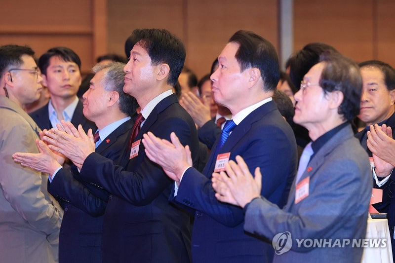 박수치는 <b>오세훈</b> 시장-<b>최태원</b> 회장
