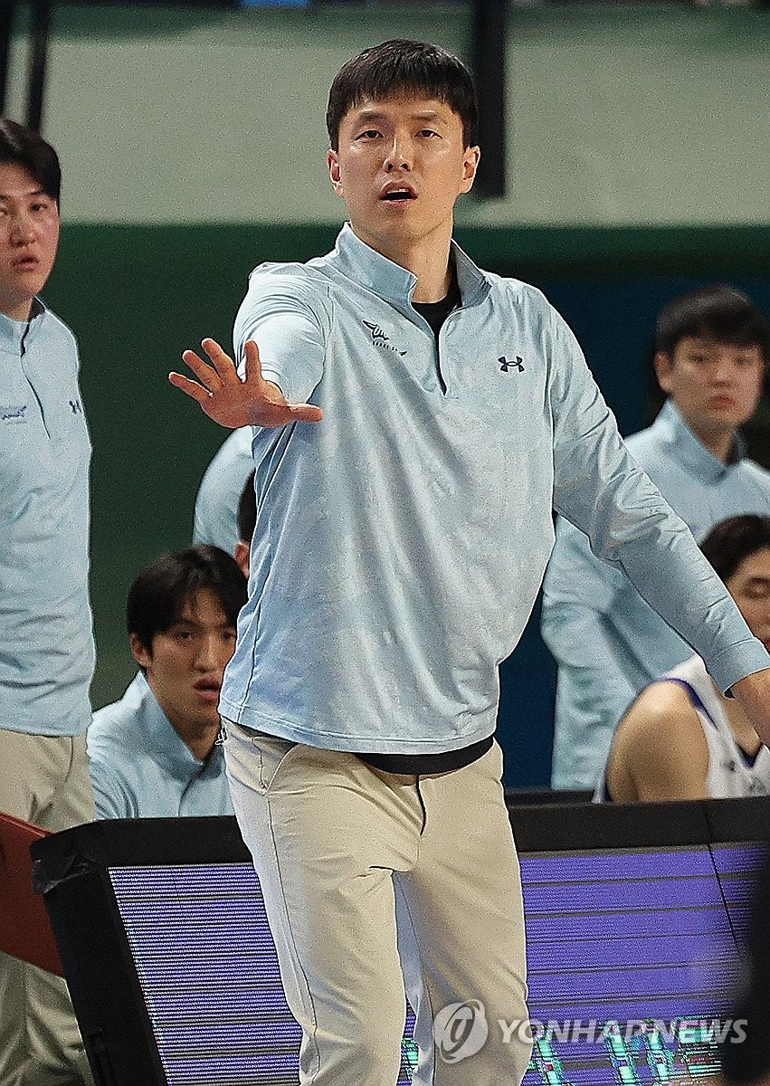 작전 지시하는 <b>김효범 감독대행</b>