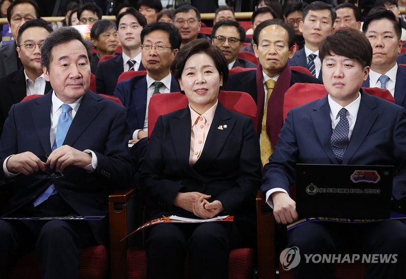 <b>이준석</b> "서초동 사투리 용납못해"…<b>이낙연</b> "양당 카르텔 깨야"