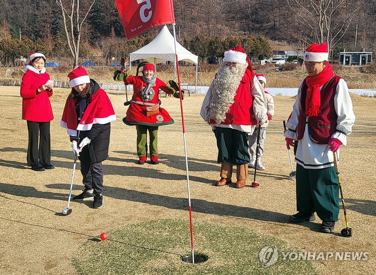 화천 <b>파크골프</b>장서 <b>산타</b>와 <b>골프</b>