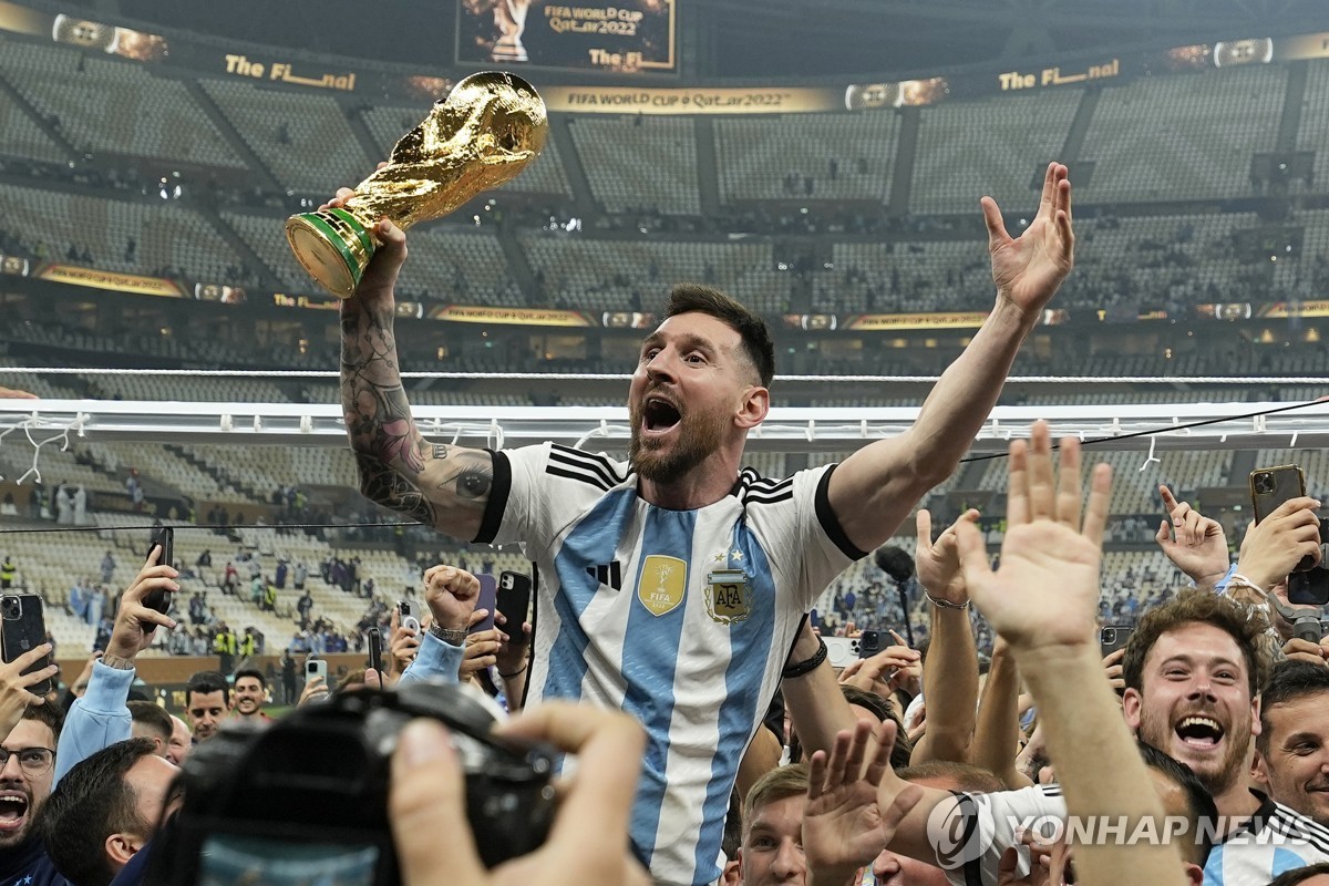 <b>메시</b>, 홀란 제치고 2년 연속 'FIFA 올해의 선수'