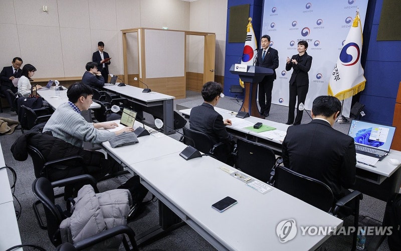 <b>이주호</b> 부총리, 초·중등교육법 <b>시행령</b> 일부 개정령안 관련 브리핑
