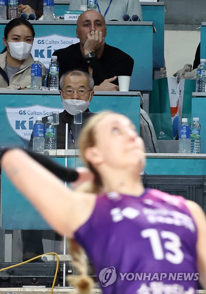 아본단자 흥국생명 <b>감독</b> "선수 실력 안 좋으면 팬 말할 수 있어"