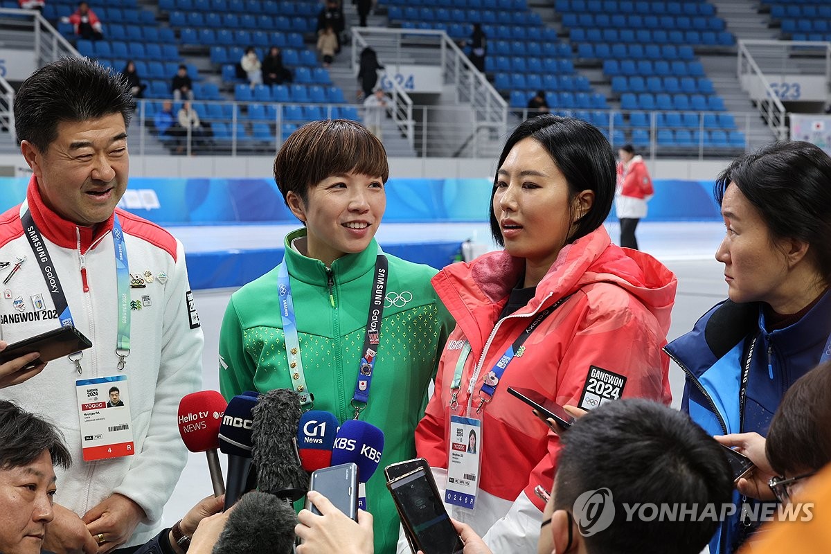 취재진 질문 답하는 <b>이상화</b>-<b>고다이라</b>