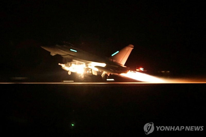 "미·영, 예멘 <b>후티</b>반군 미사일기지 겨냥 추가 <b>공습</b>"