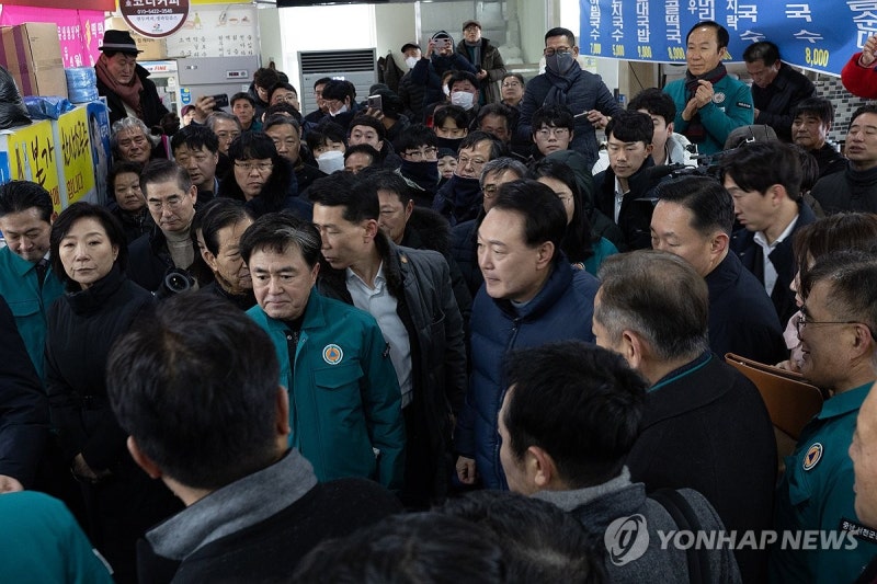 尹, 서천시장 화재에 "<b>특별재난지역</b> 선포 가능여부 즉시 <b>검토</b>"