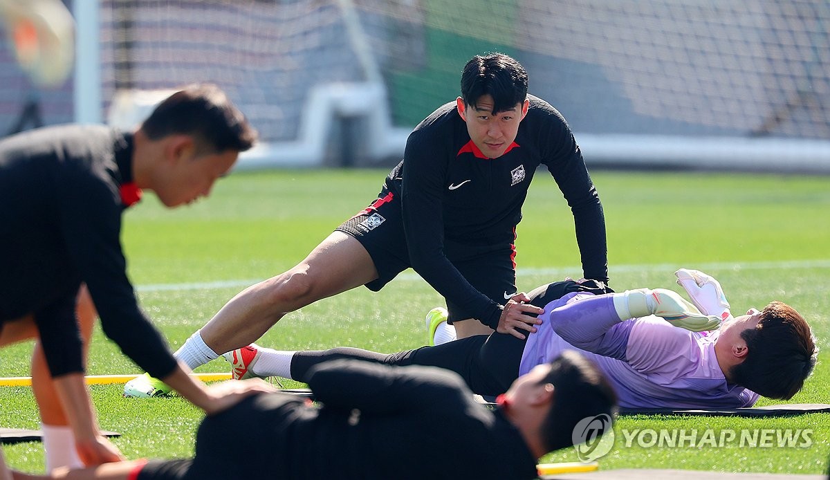 손흥민과 스트레칭하는 <b>김준홍</b>