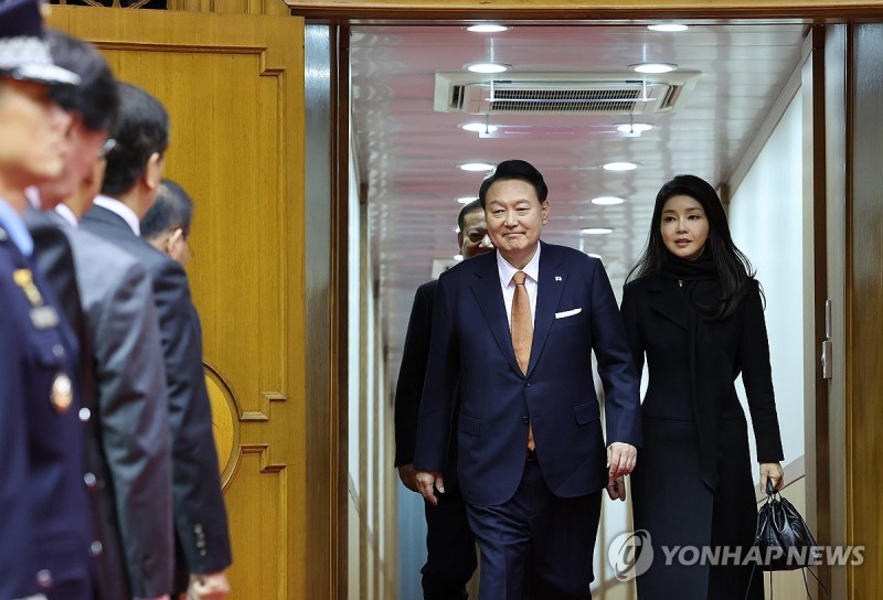 尹대통령, 이르면 이달 김여사 '명품 가방' 논란 직접 설명