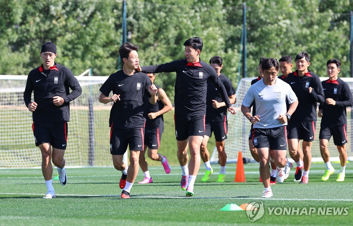공식 <b>훈련</b>하는 <b>손흥민</b>과 이재성