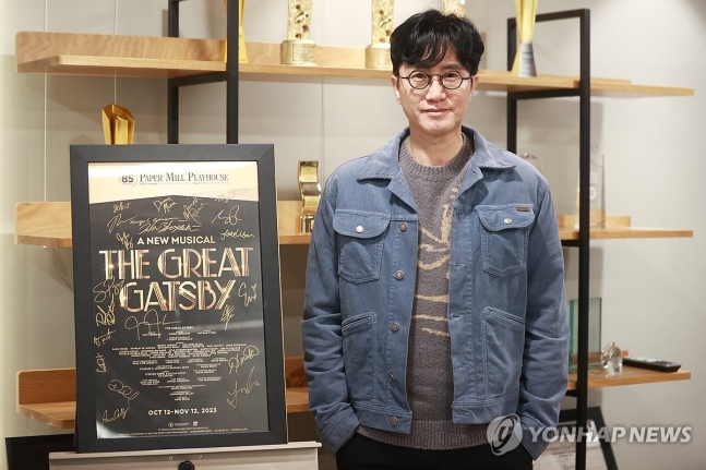 브로드웨이 진출한 신춘수 대표
(서울=연합뉴스) 진연수 기자 = 신춘수 오디컴퍼니 대표가 25일 오후 서울 강남구 오디컴퍼니에서 진행된 인터뷰에 앞서 포즈를 취하고 있다. 2024.1.25 jin90@yna.co.k