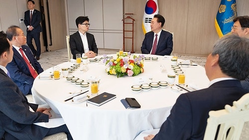 尹<b>대통령</b>·<b>한동훈</b> 회동…"영세사업자 위해 중처법 협상 계속"(종합2보)