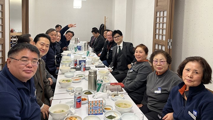 <b>한동훈</b>, <b>당사</b> 경비·미화 노동자와 오찬…빨간색 당 점퍼 선물