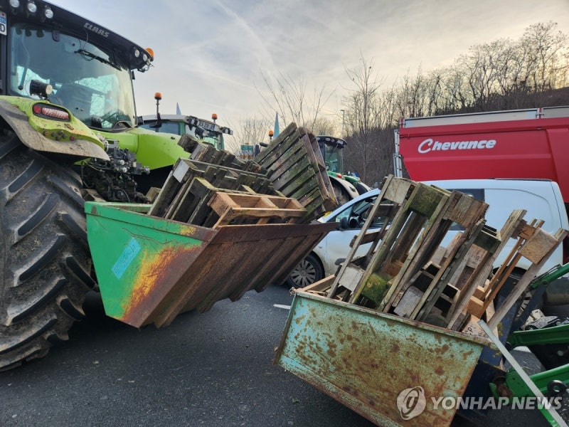 <b>트랙터</b> 끌고 시위 나선 <b>프랑스</b> 농민들