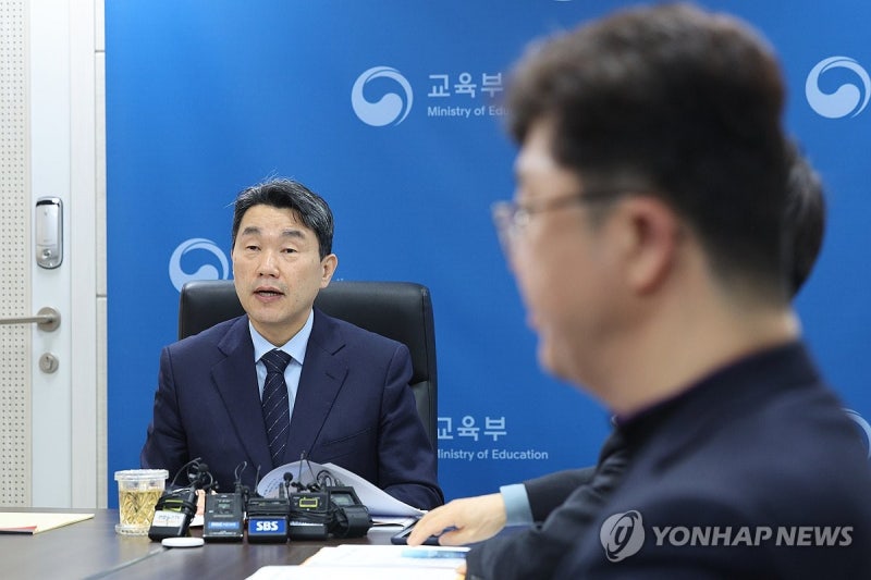 늘봄학교 확산 관련 <b>시도교육감</b>과 <b>간담회</b> 가진 이주호 <b>부총리</b>