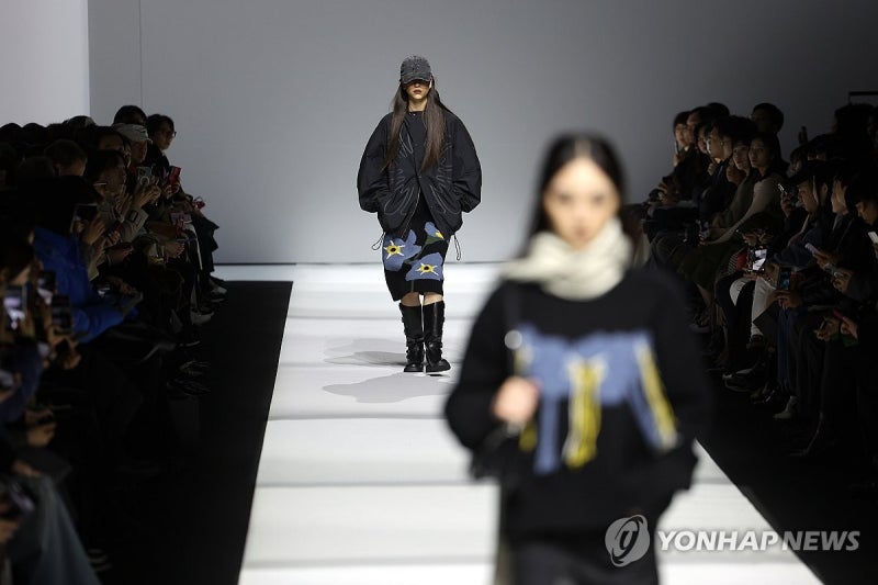 공개된 <b>물망초 의상</b>