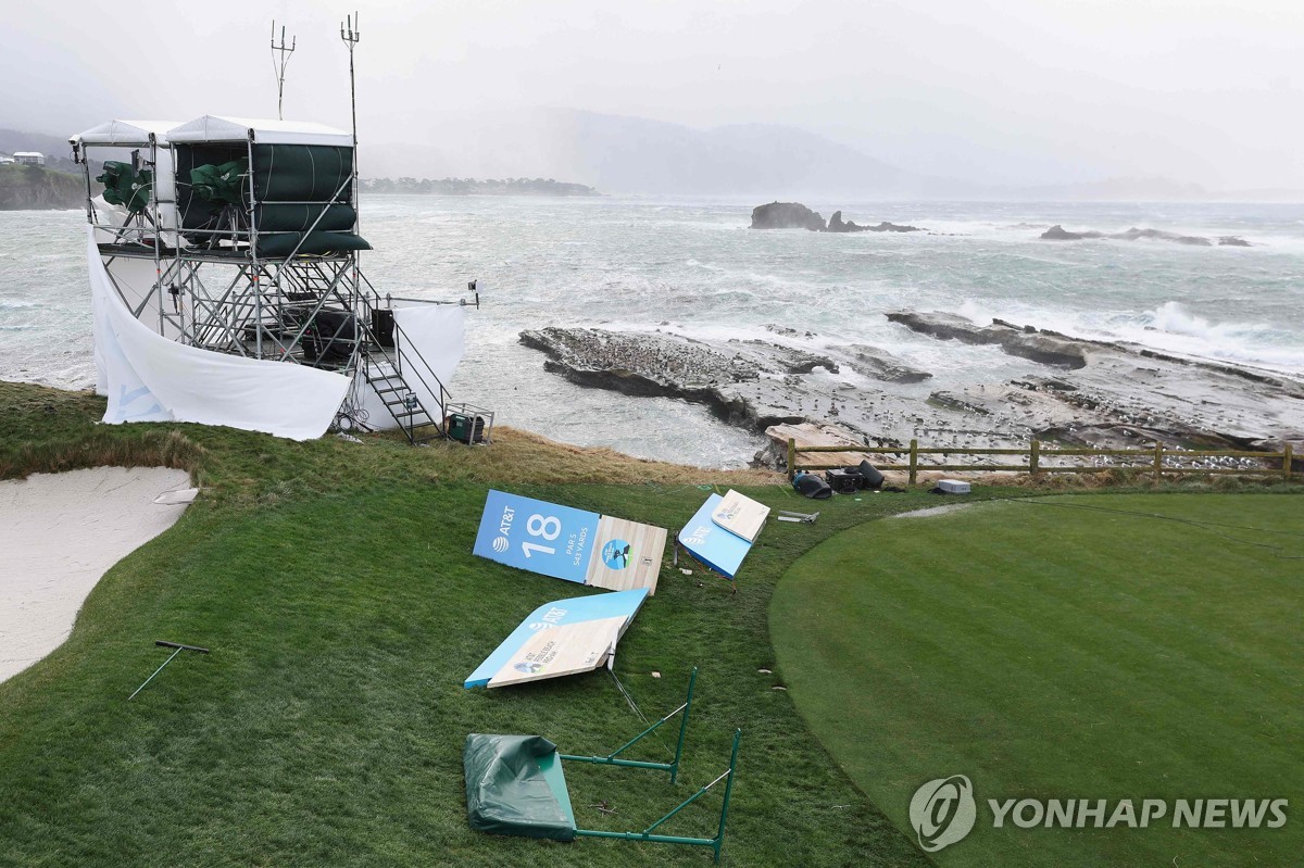 PGA 투어 페블비치 <b>프로암 4라운드</b>, 악천후로 하루 연기