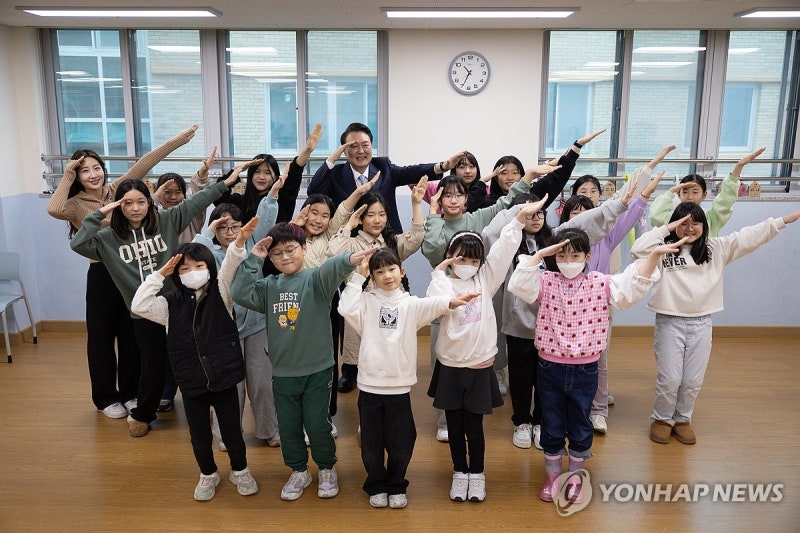 [<b>늘봄학교</b> Q&A] "초등 1학년, 사교육비 월 40만원 절감 효과"