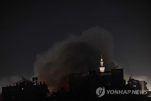 하마스, <b>이스라엘 라파 공습</b>에 "사망자 약 100명…집단학살"