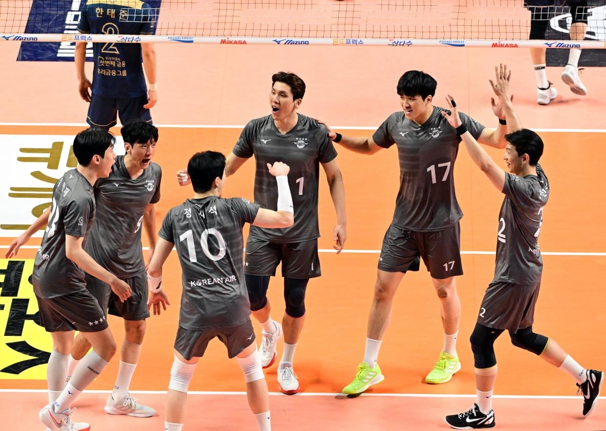 1위 <b>대한항공</b>, 2위 <b>우리카드</b>에 극적인 역전승…0-2→3-2 뒤집기