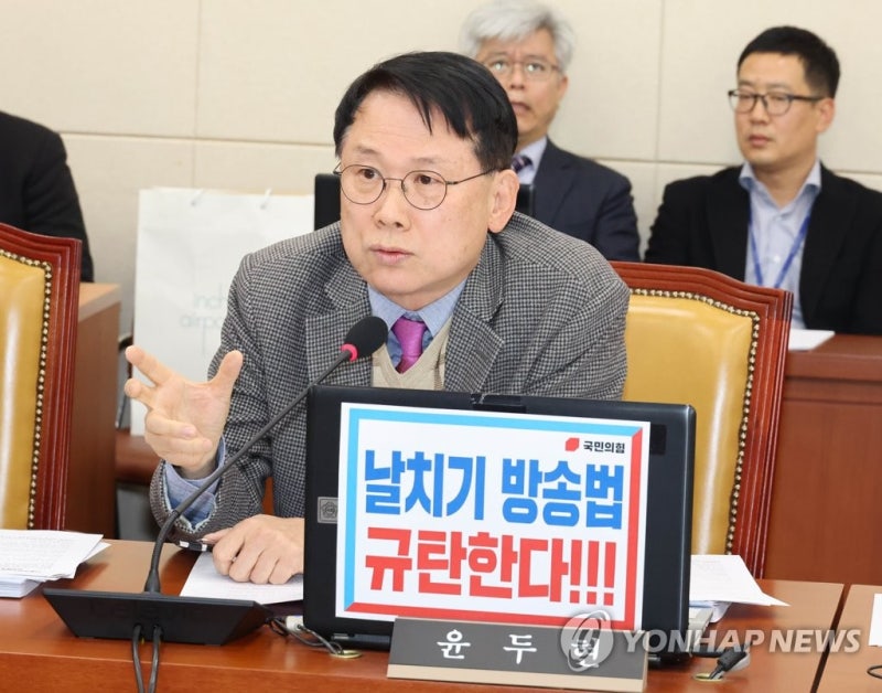 與 지역구 현역 <b>윤두현</b>·최춘식, 총선 <b>불출마</b> 선언(종합)