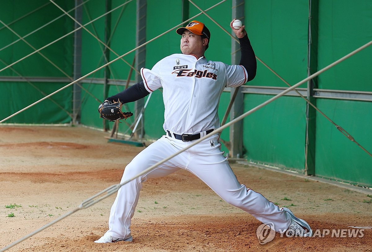 12년만에 <b>한화</b> 유니폼 입은 <b>류현진</b>