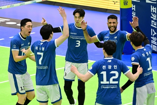 <b>남자배구 현대캐피탈</b>, <b>한국전력</b> 꺾고 '봄<b>배구</b>' 희망가(종합)