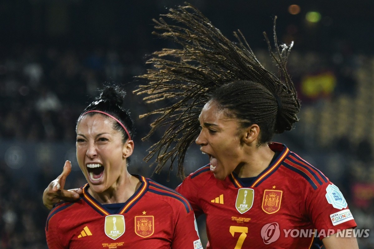 '강제 입맞춤' 스페인 <b>여자축구</b>, 사상 첫 <b>올림픽</b> 진출