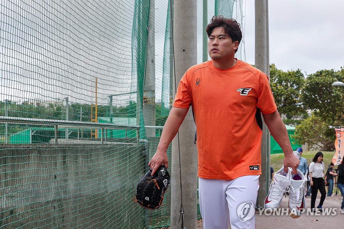 <b>류현진</b> 복귀에 목표 2승 낮춘 LG…<b>류현진</b> "그중 1승은 <b>개막전</b>서"