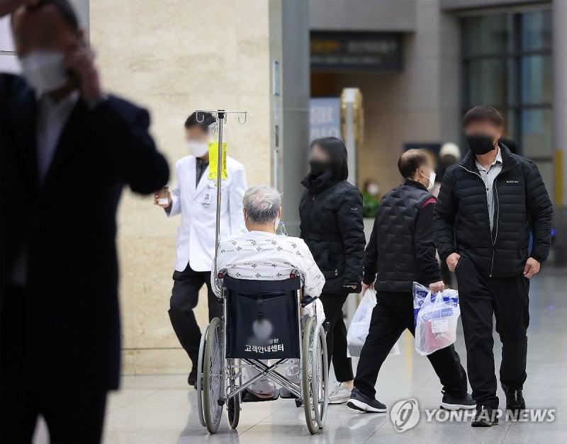 의사 집단행동 확산일로…전국 <b>의대 졸업</b>생들 '인턴 임용' 포기
