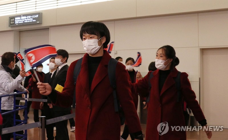 北 <b>여자축구 대표팀 일본</b> 입국…"동포들 열렬한 환영에 감사"