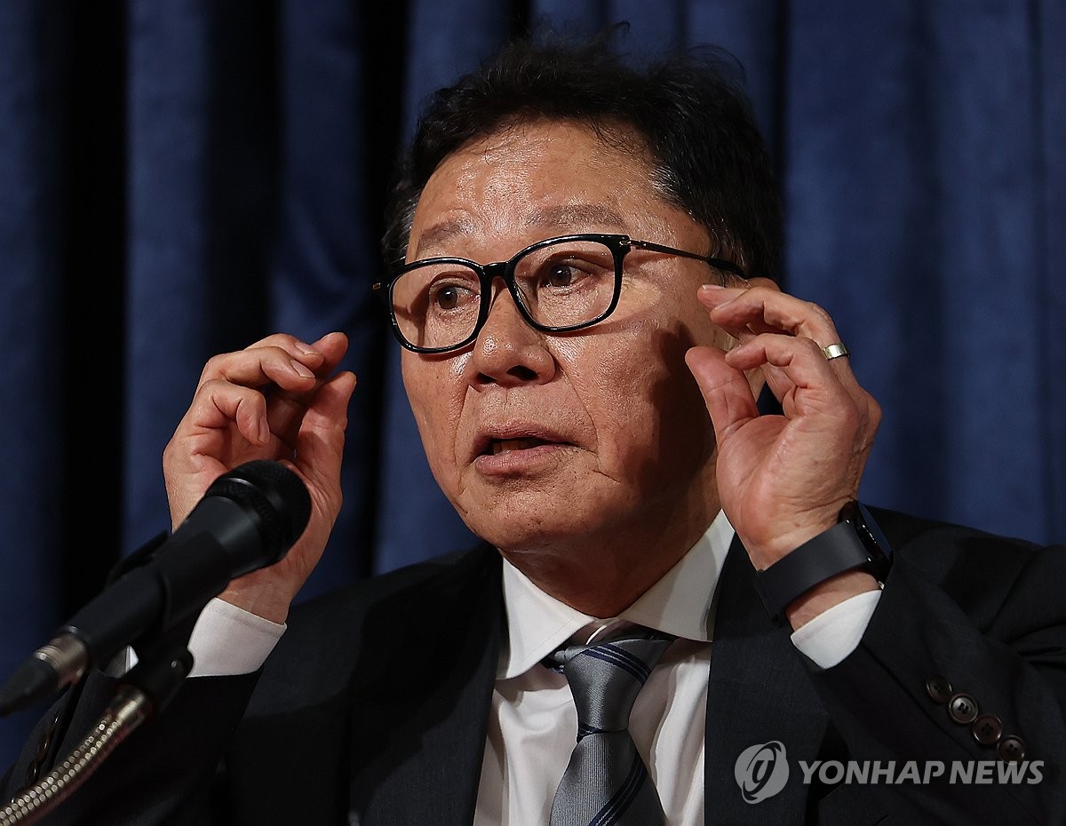 브리핑하는 <b>정해성 위원장</b>