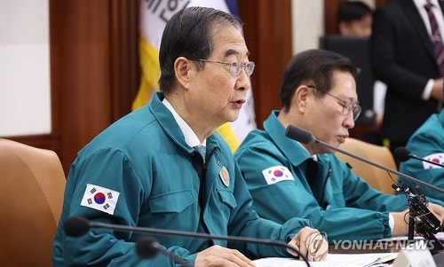 한총리 "<b>환자</b>떠난 의사 용납안돼…<b>내일까지</b> 복귀시 책임 안물어"(종합)
