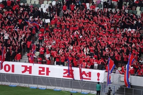 북일 <b>여자축구</b>에 <b>조총련</b> 3천명 응원…"필승 조선" vs "닛폰"(종합)