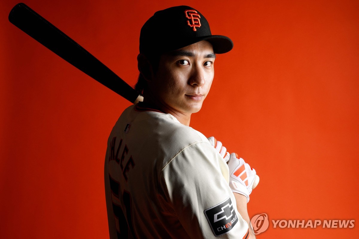 '바람의 <b>손자</b>' <b>이정후</b>, MLB 시범경기 데뷔전부터 안타 폭발