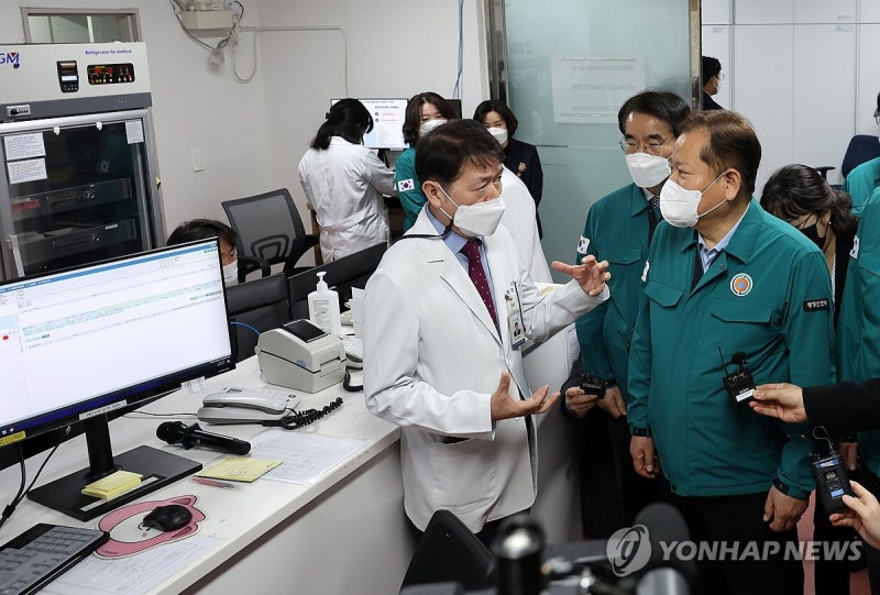 행안<b>장관</b>, <b>청주의료원</b> 비상 진료체계 점검…"의료개혁 꼭 완수"