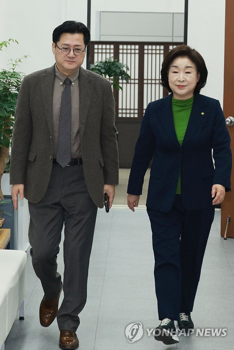 <b>심상정</b> 신임 <b>원내대표</b>, <b>홍익표</b> 예방…취임 인사