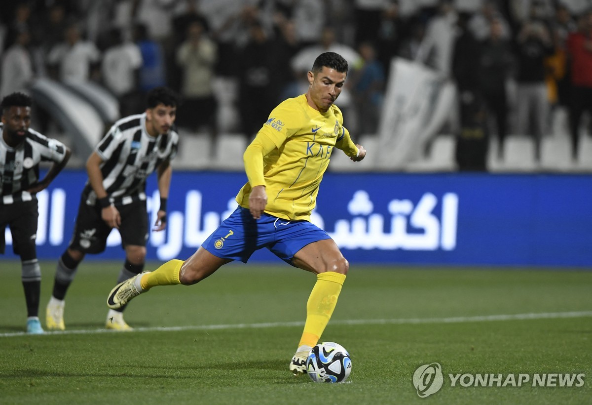 '외설스러운 동작' <b>호날두</b>…1경기 출전 정지＋<b>벌금</b> 360만원